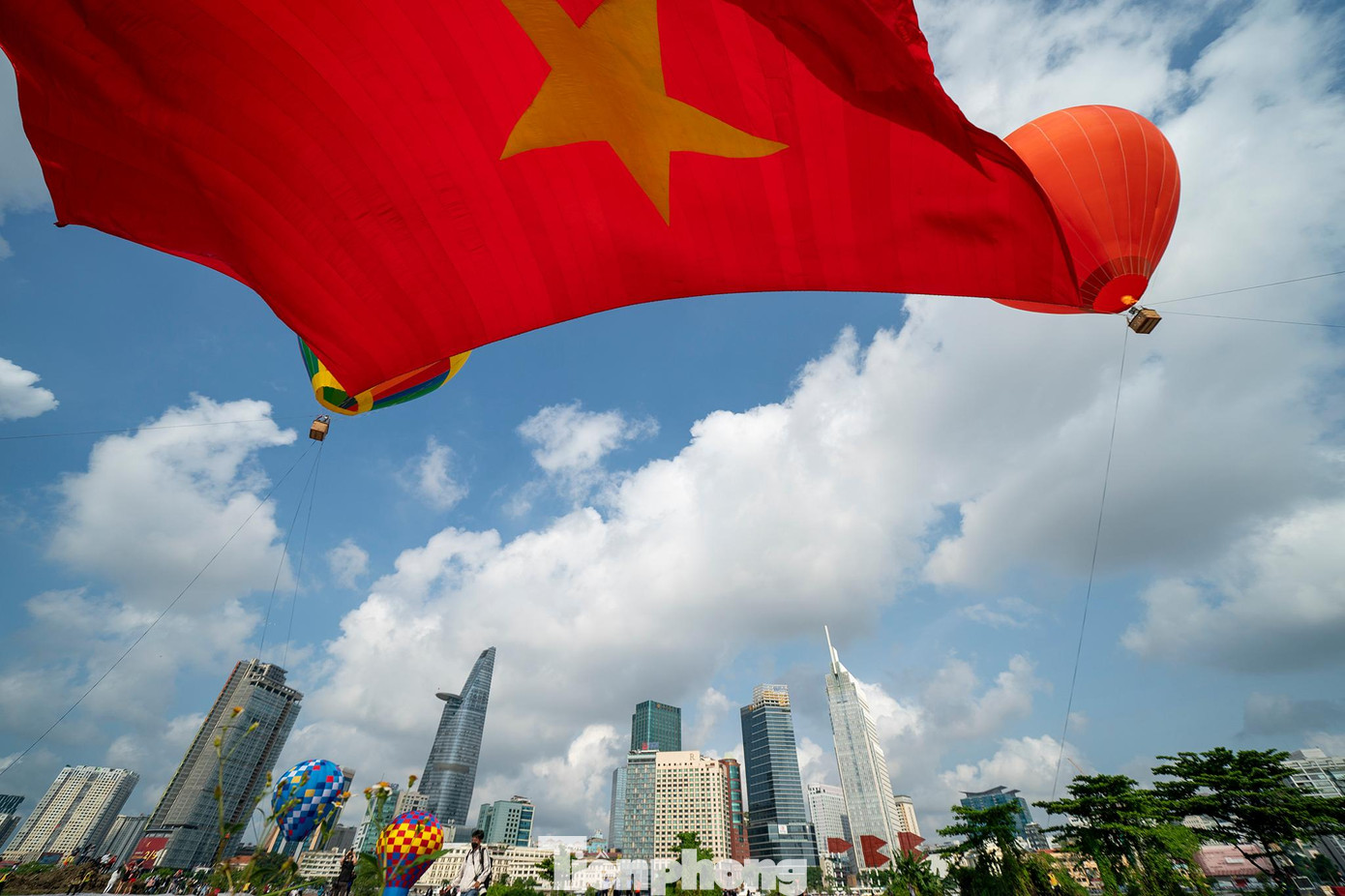 Đại kỳ dài 60 m, rộng 30 m (diện tích 1.800m2) tung bay bầu trời TPHCM.