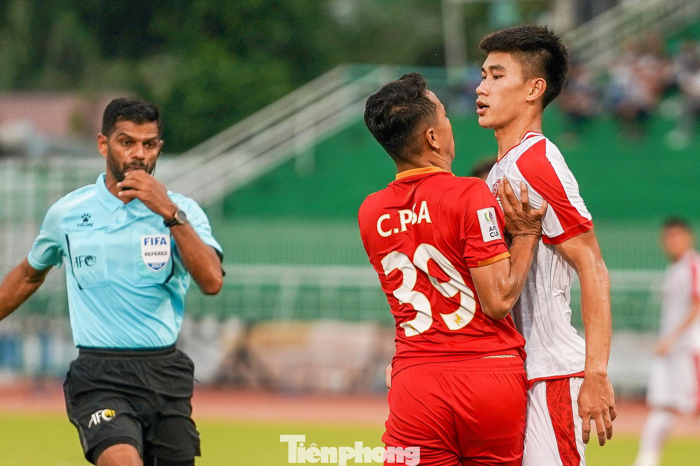 Tình huống va chạm giữa Nhâm Mạnh Dũng và hậu vệ đối phương ở cuối hiệp 1.