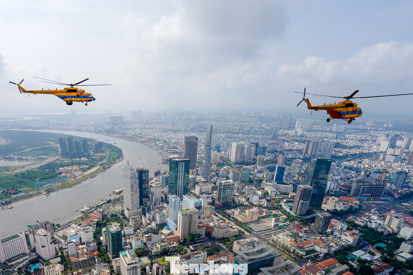 Biên đội trực thăng bay qua khu vực toà nhà Bitexco.
