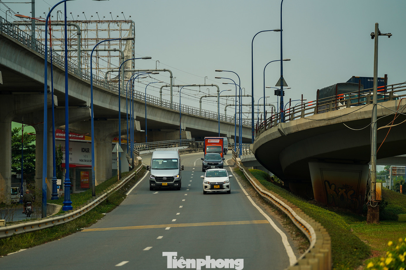 Nút giao thông ngã ba Cát Lái, đoạn giao giữa hai trục đường Xa lộ Hà Nội và Mai Chí Thọ (cách cầu Sài Gòn khoảng 2,5km) là tuyến đường quan trọng bậc nhất của khu vực cửa ngõ phía Đông nối TPHCM với Đông Nam Bộ và các tỉnh phía Bắc, miền Trung.