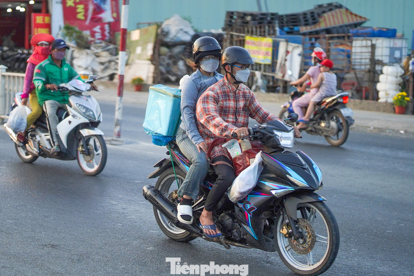 Một gia đình quay lại thành phố với thùng quà quê.