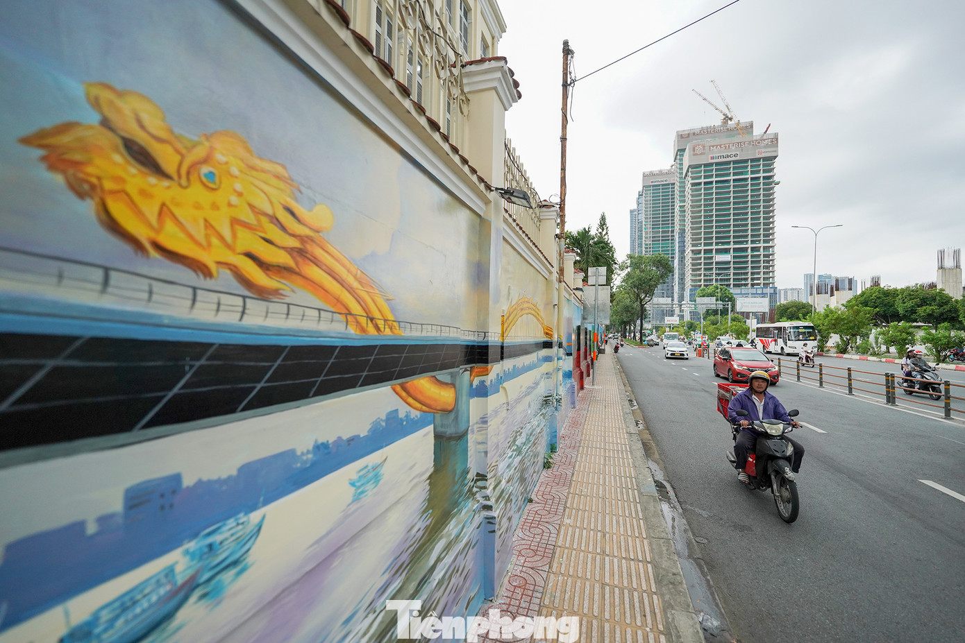 Cầu Rồng bắc qua sông Hàn ở Đà Nẵng tạo ấn tượng thị giác mạnh với người đi đường.