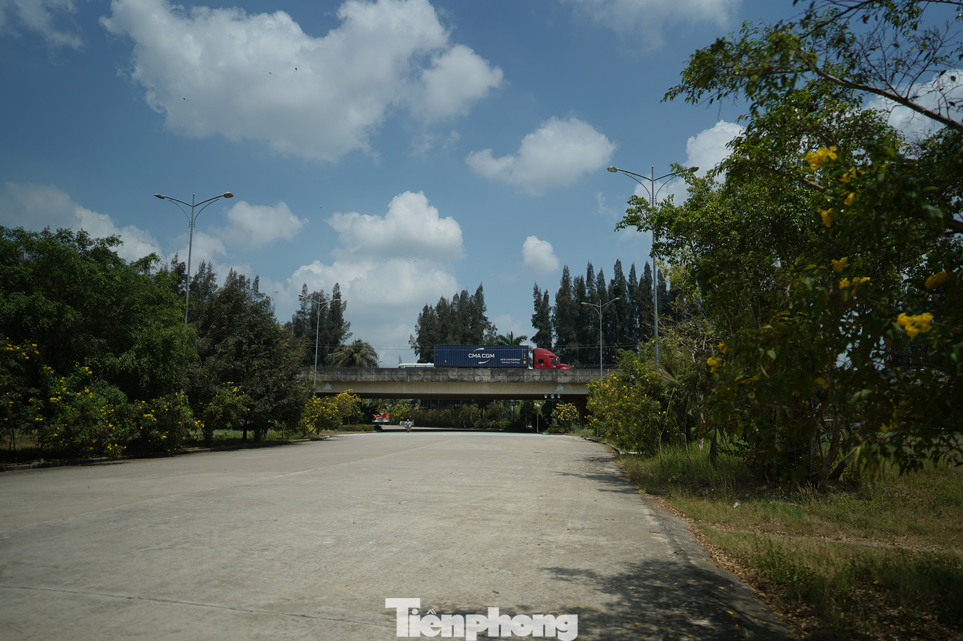 Trước khi dự án Happy Land khởi công, giá đất vùng nông thôn xã Thạnh Đức không có đột biến. Thời điểm đó, Khu dân cư Phú An vừa tiếp giáp Quốc lộ 1A, vừa tiếp giáp Hương lộ 10, trước cổng dự án Happy Land có giá chuyển nhượng chỉ từ 120–150 triệu/nền mà không có người mua. Đất thổ cư cặp Hương lộ 10, đối diện Happyland cũng chỉ có giá chuyển nhượng khoảng 200 triệu đồng/nền 100 m2.