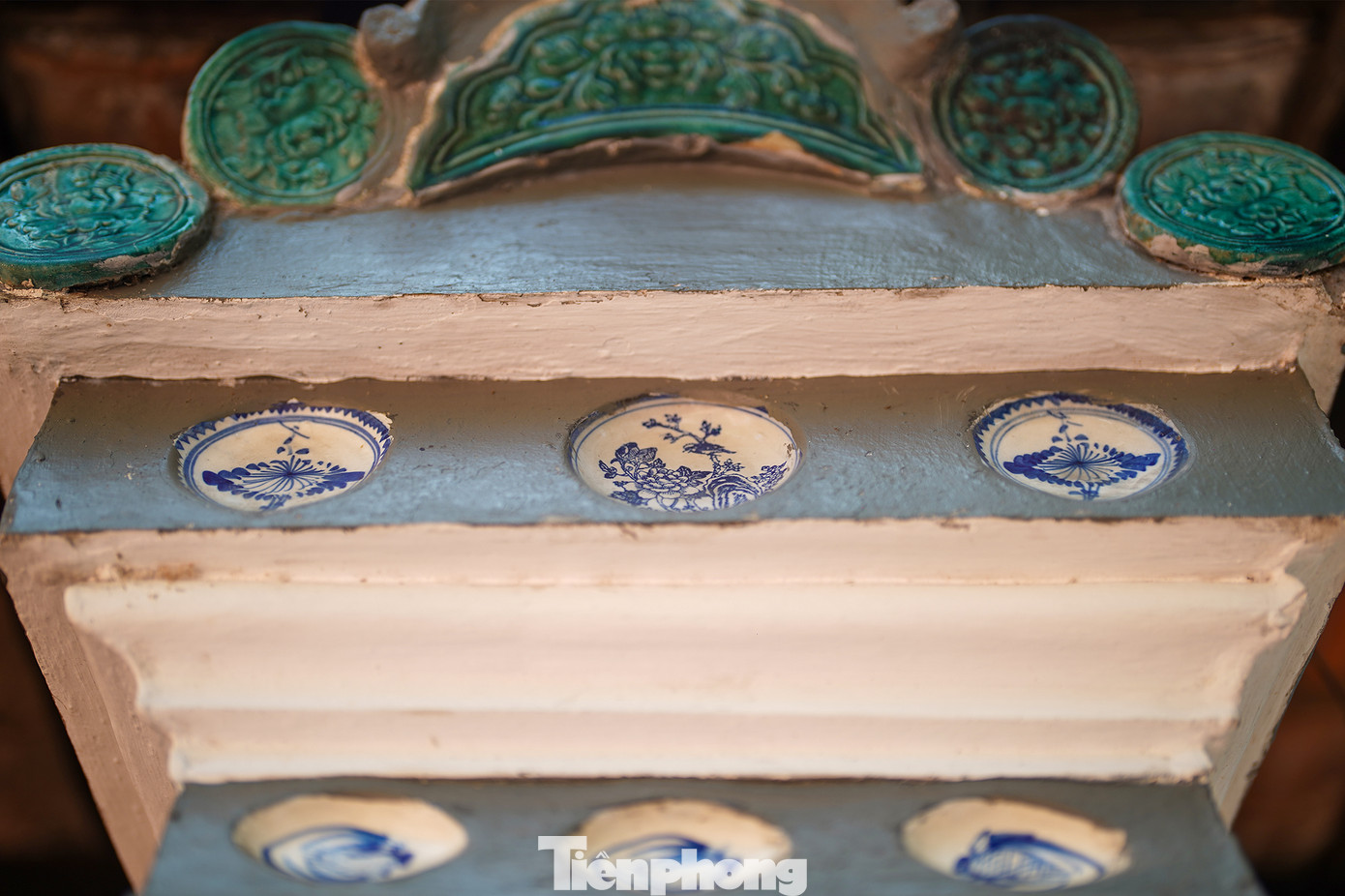 Viền của mái là hai hàng trang trí chạy dọc bằng các đĩa men sứ ngày xưa. Những chiếc đĩa trang trí chủ yếu được nung trong lò gốm tại Lái Thiêu (Bình Dương), một số có xuất xứ từ Trung Quốc, Nhật Bản... Những đĩa kiểu trang trí được gắn vào khoảng nửa đầu thế kỷ 20. Với hơn 7.000 đĩa trang trí, chùa Giác Lâm hiện sở hữu kỷ lục: Ngôi chùa có số lượng đĩa kiểu trang trí nhiều nhất Việt Nam.