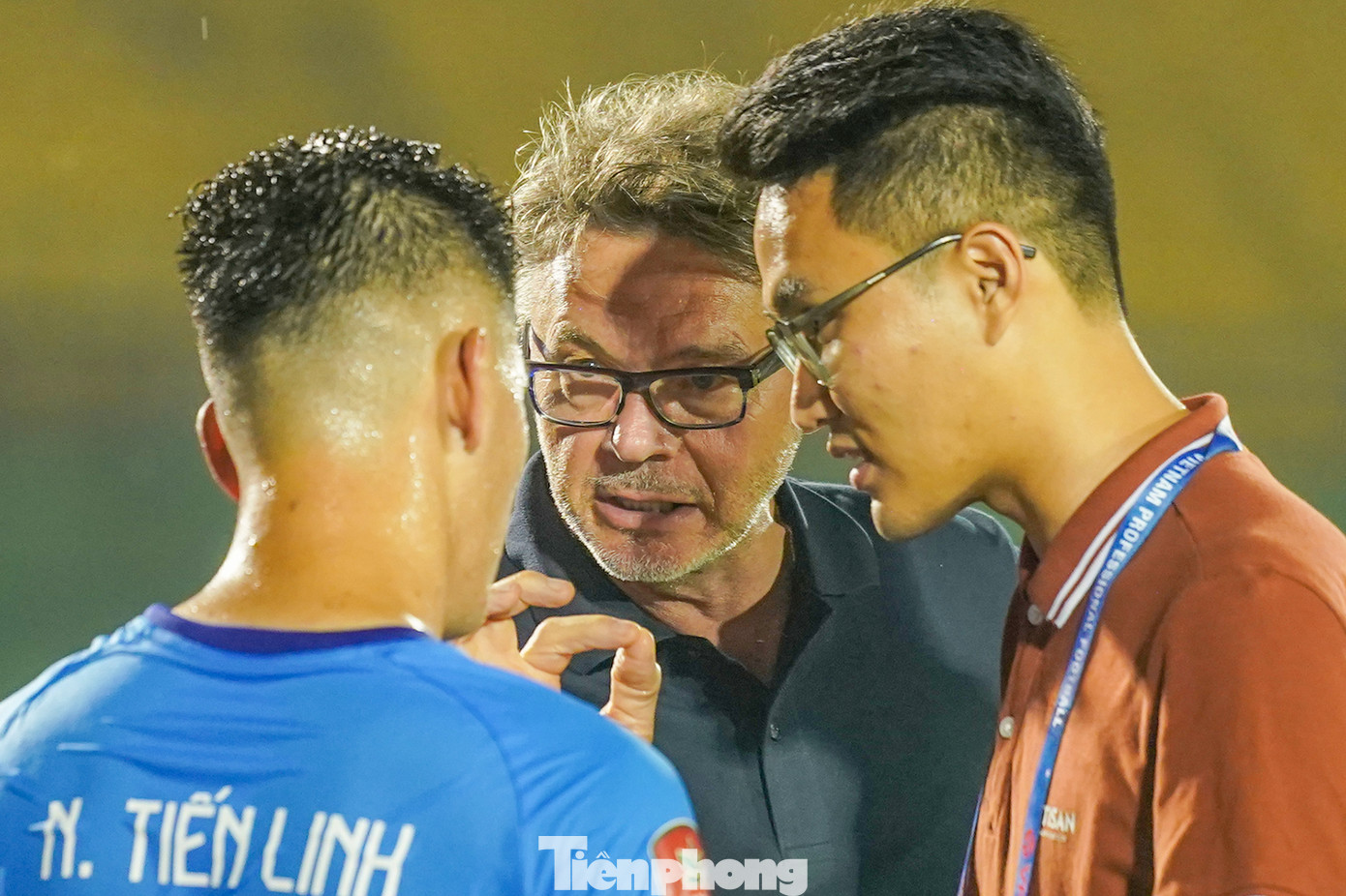 ĐT Việt Nam sẽ tiếp đón với ĐT Hong Kong vào ngày 15/6 trong khuôn khổ FIFA Days tháng 6/2023. Đây cũng là trận đấu đầu tiên của &quot;Những chiến binh Sao Vàng&quot; dưới sự dẫn dắt của tân HLV Philippe Troussier. Trong cuộc đối đầu của Bình Dương và Hà Nội FC, cả tiền đạo số 1 ĐT Việt Nam Nguyễn Tiến Linh và &quot;Vua phá lưới&quot; SEA Games Nguyễn Văn Tùng (U22 Việt Nam) đều đã lập công.