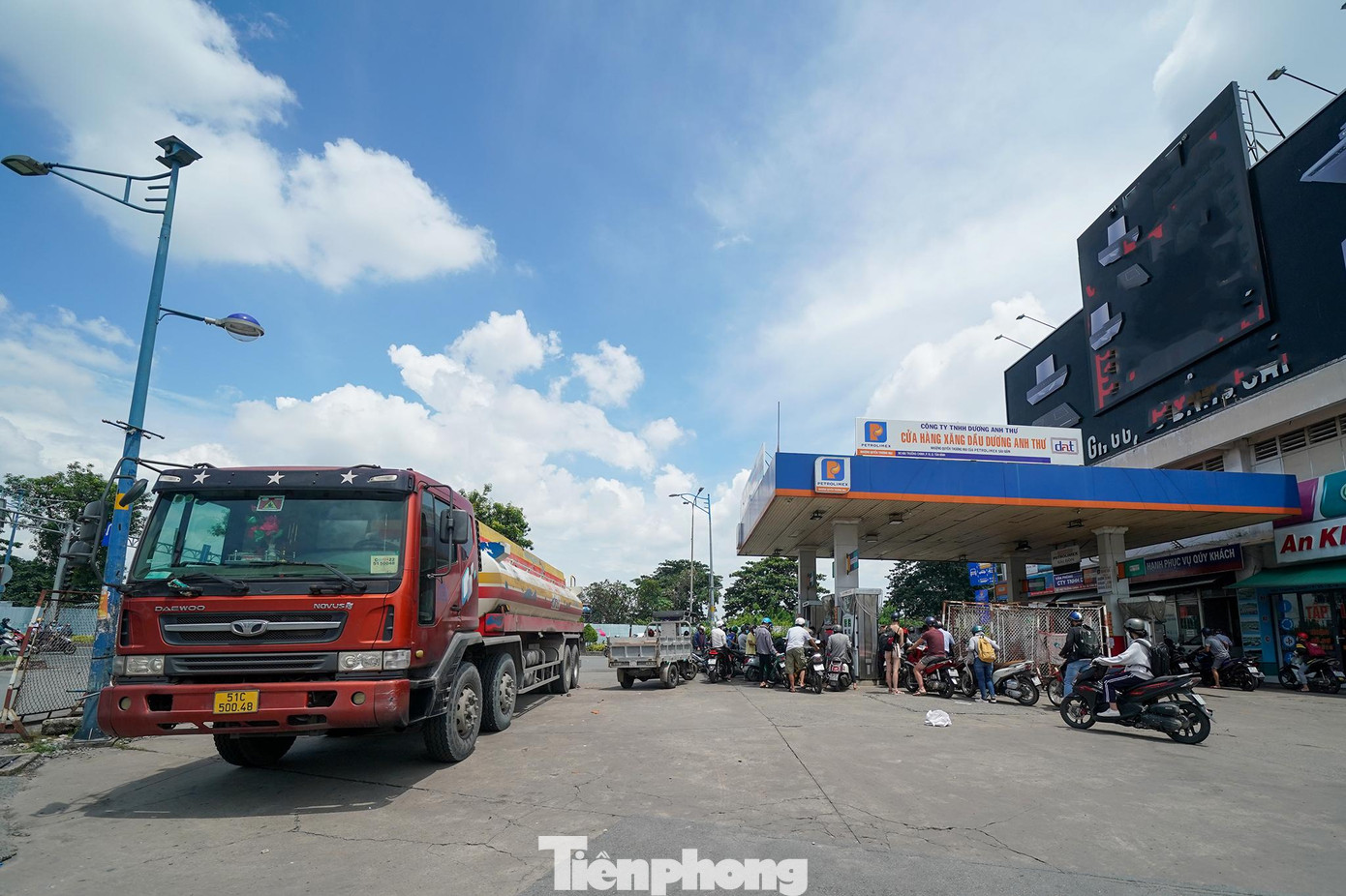 Tại cây xăng dầu Anh Thư ở góc mũi tàu Trường Chinh - Cộng Hoà (quận Tân Bình), người dân không phải chen chúc đổ xăng như trước. Tại cây xăng dầu Anh Thư ở góc mũi tàu Trường Chinh - Cộng Hoà (quận Tân Bình), người dân không phải chen chúc đổ xăng như trước.