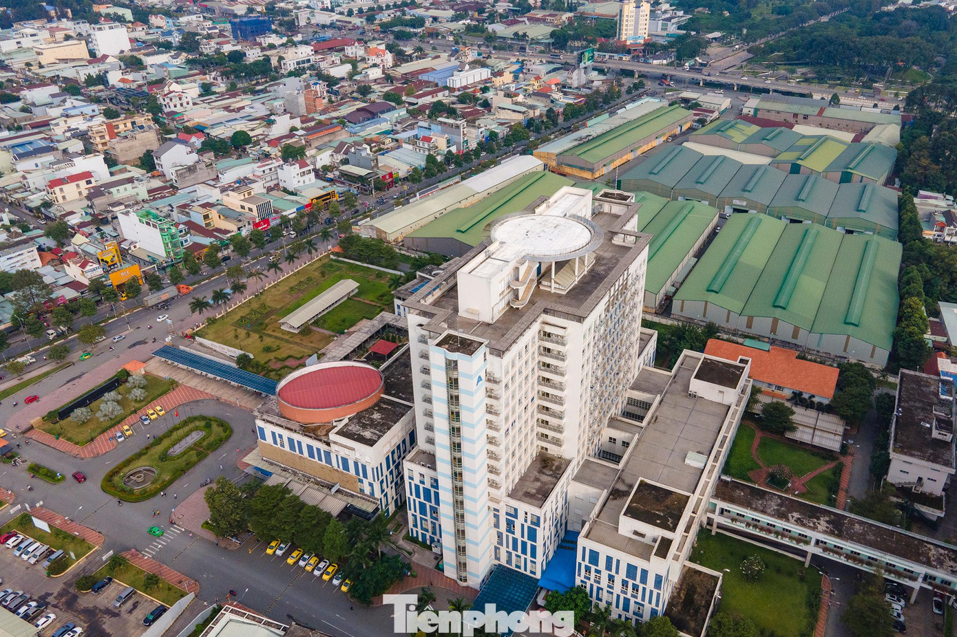 Theo cơ quan điều tra, Dự án đầu tư xây dựng Bệnh viện Đa khoa Đồng Nai được Ủy ban nhân dân tỉnh Đồng Nai phê duyệt điều chỉnh đầu tư tại Quyết định số 1872/QĐ-UBND ngày 21/7/2010 với tổng mức đầu tư 1.904 tỷ đồng, giao Bệnh viện Đa khoa Đồng Nai làm Chủ đầu tư.