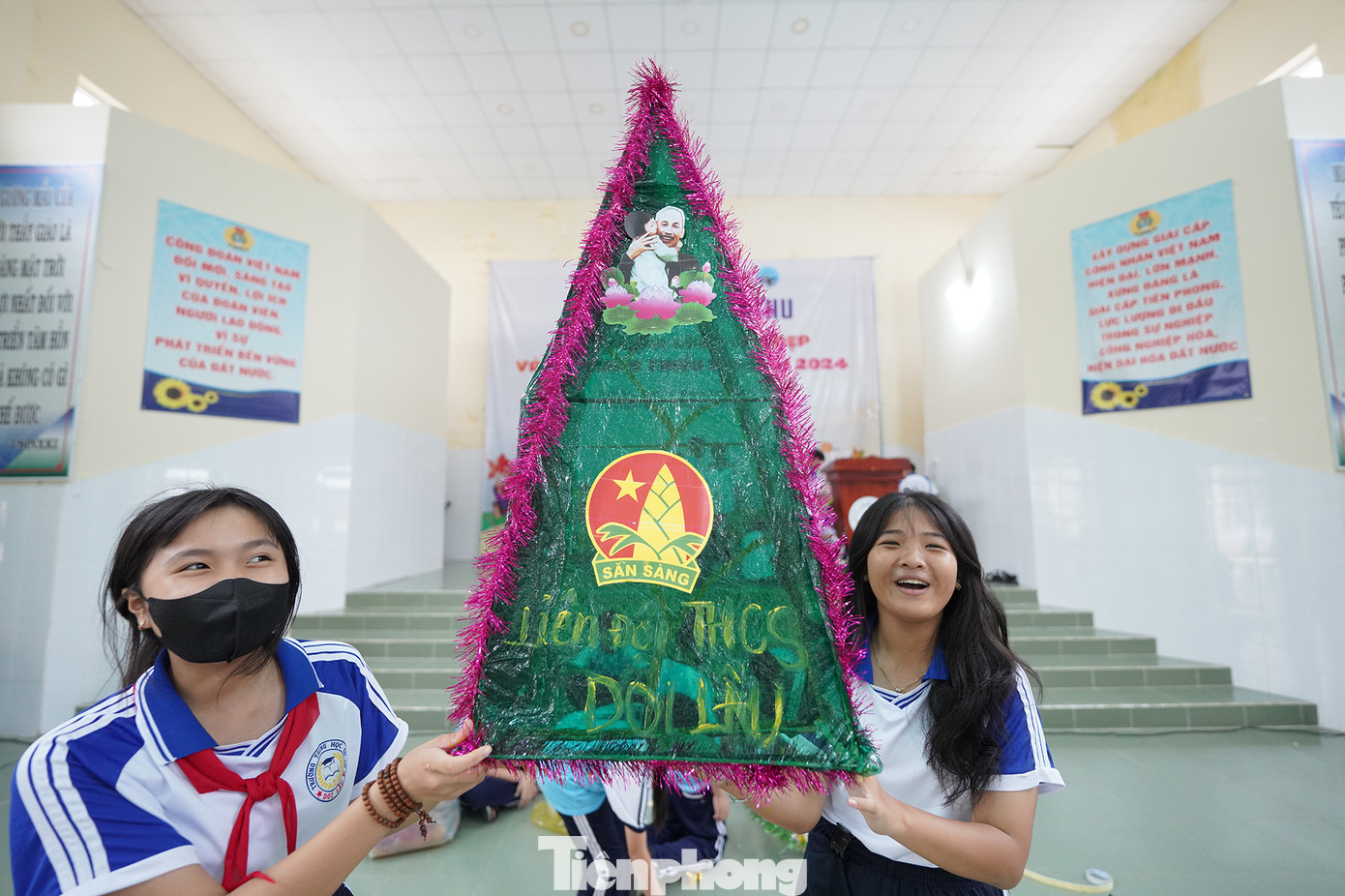 Chiếc đèn hình măng non do Trường tiểu học Doi Lầu thực hiện.