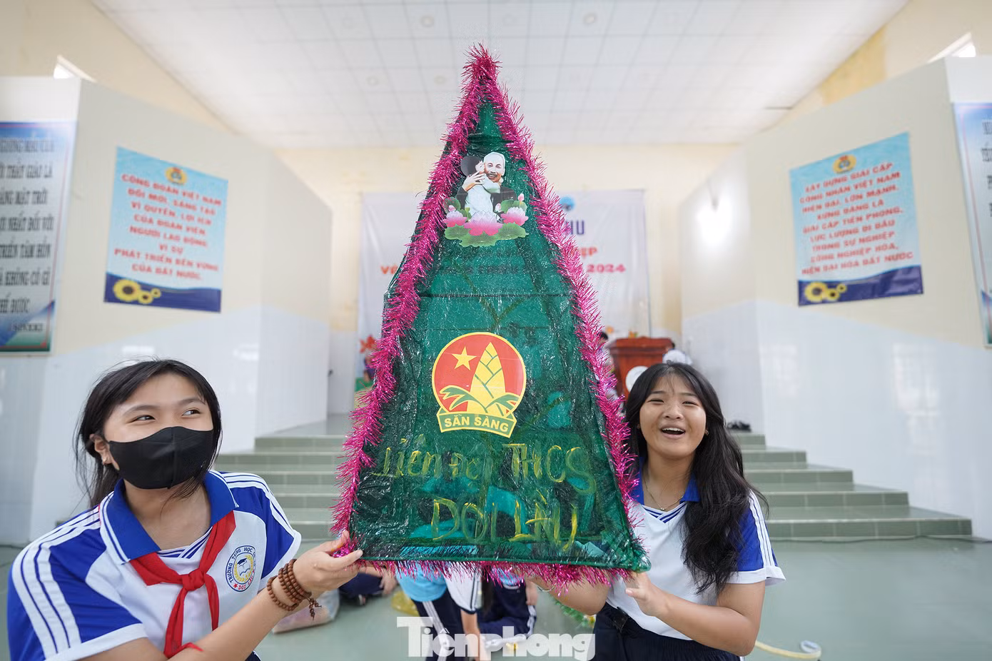 Chiếc đèn hình măng non do Trường tiểu học Doi Lầu thực hiện.