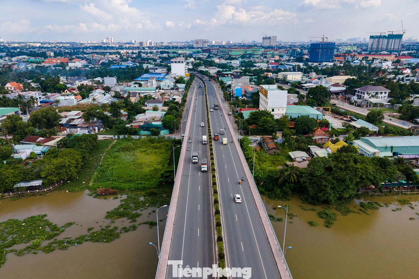 Hướng nhìn về chân cầu phía Quốc lộ 13, tỉnh Bình Dương.