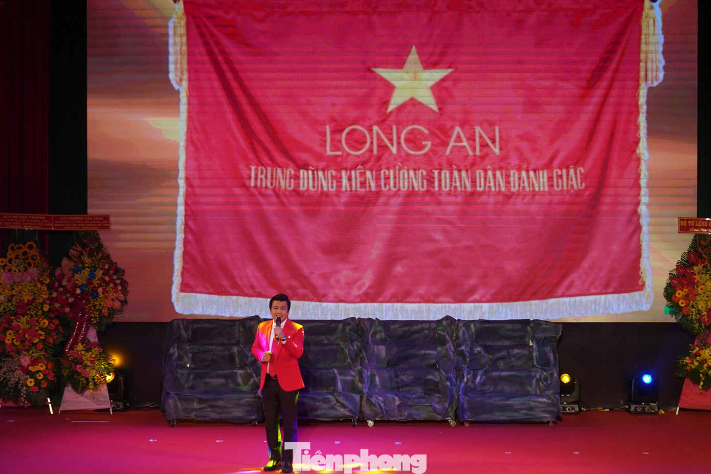 Long An nổi tiếng với tinh thần "Trung dũng kiên cường, toàn dân đánh giặc". Long An nổi tiếng với tinh thần "Trung dũng kiên cường, toàn dân đánh giặc".