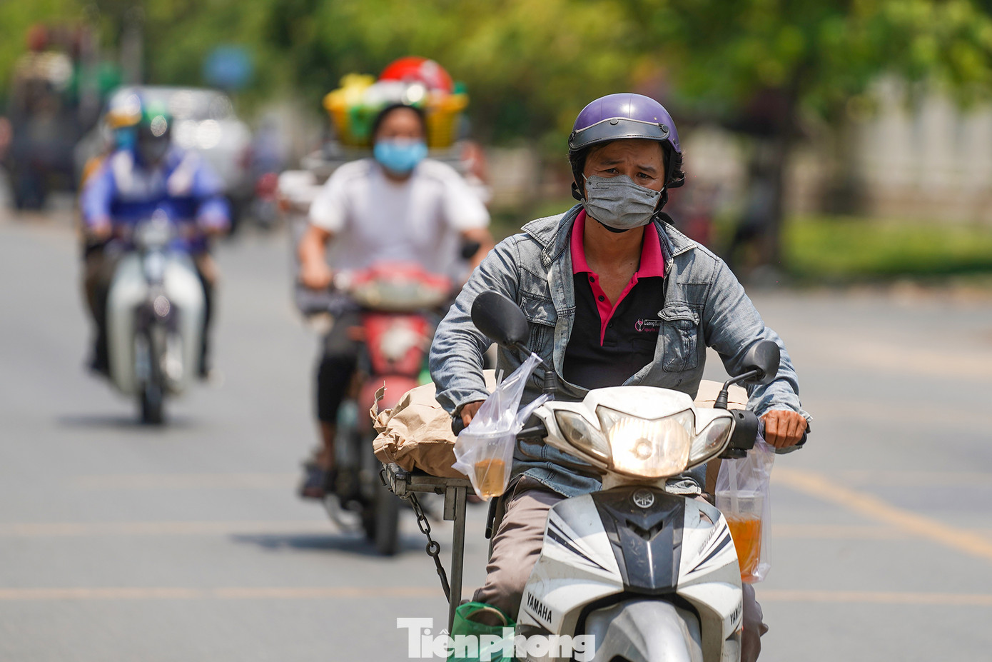 Ông Nguyễn Văn Phang, bán nước vỉa hè đường Trường Chinh kể: &quot;Gì chứ cái chuyện mua một lần hai ly nước là chuyện bình thường. Có người mua một ly cà phê, một ly trà tắc. Cà phê là uống do thói quen, trà tắc là giải cơn khát&quot;.
