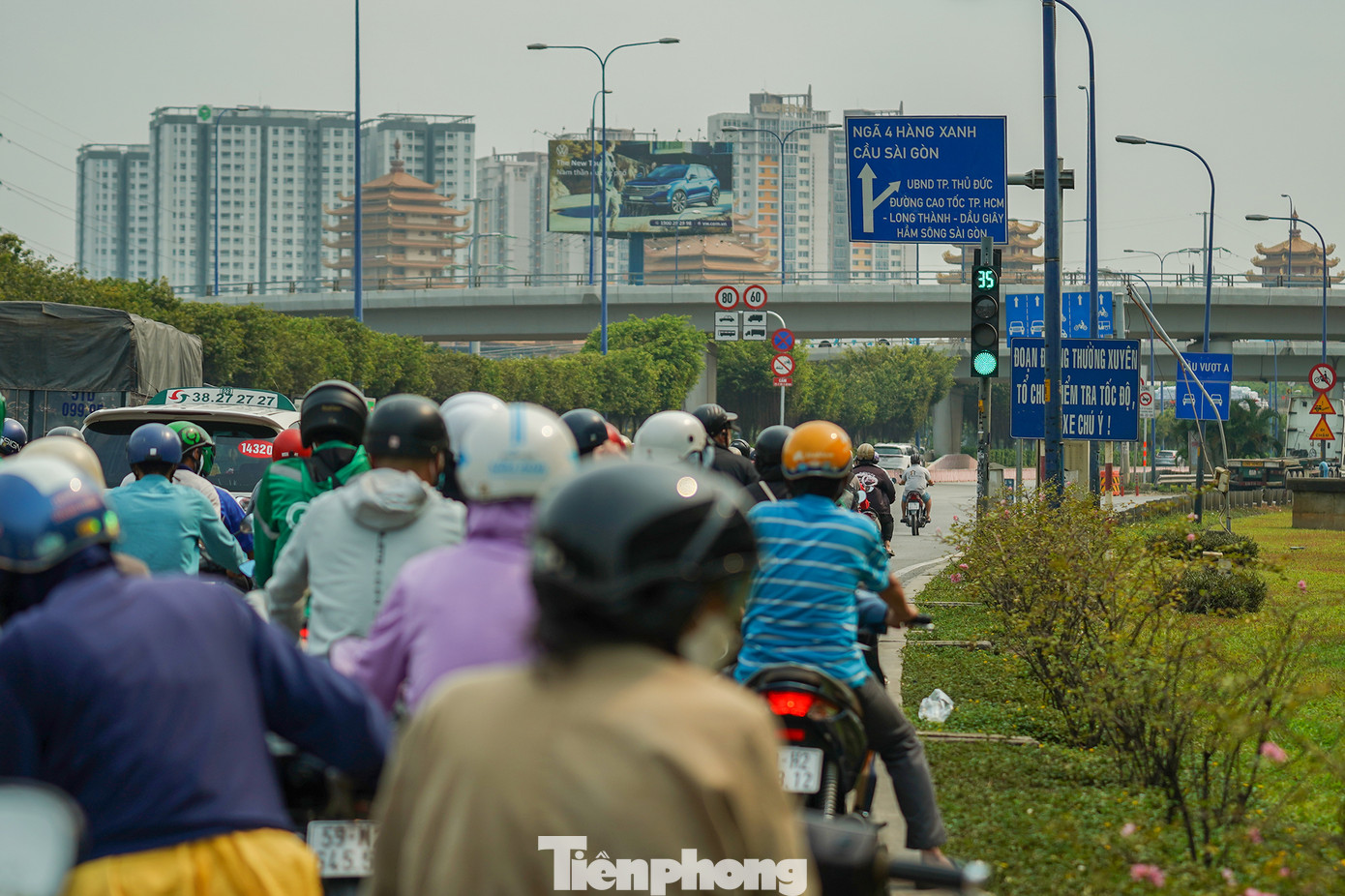 Giao thông tại khu vực cầu vượt ngã ba Cát Lái (Xa lộ Hà Nội - Mai Chí Thọ) luôn đông đúc
