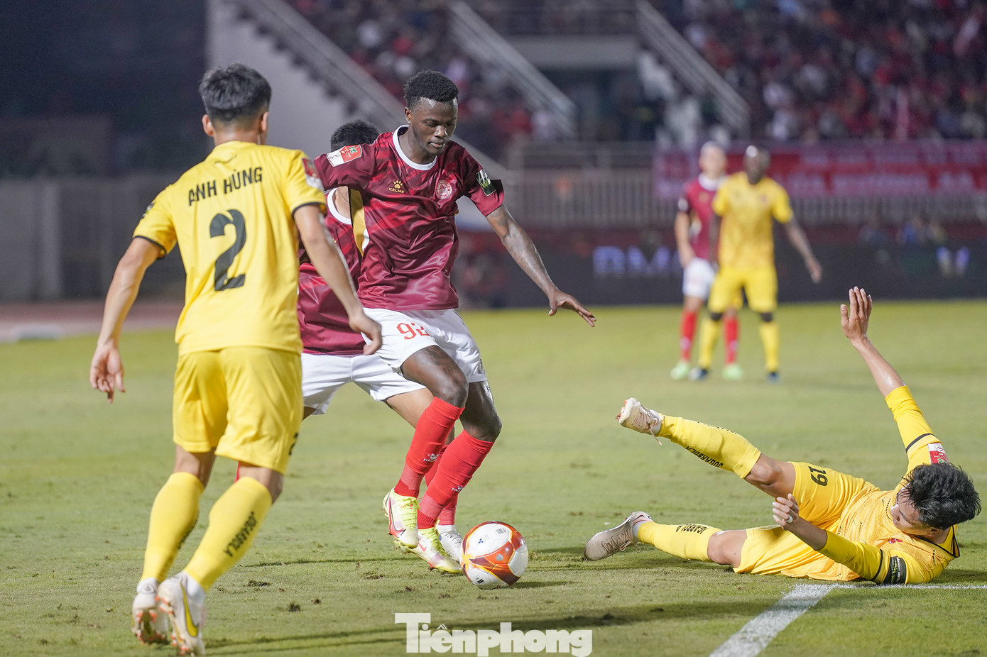 So với Hải Phòng, hàng công TPHCM thể hiện kém hơn hẳn, cả về chiến thuật lẫn con người, đặc biệt là ngoại binh Daniel Green. Tiền đạo này không những không phối hợp tốt với đồng đội mà còn bỏ lỡ khi được tạo cơ hội. Điển hình như tình huống đối mặt thủ môn hiếm hoi phút 56, anh đỡ bóng và để bóng văng xa nên không thể dứt điểm.