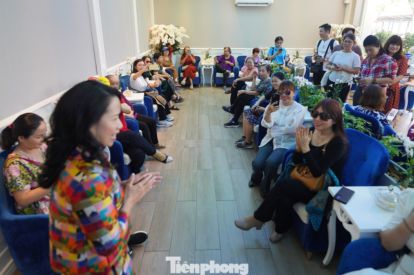 Sau hơn một giờ ngồi buýt đón bình minh và hóng gió trên sông Sài Gòn, du khách dừng chân tại spa Quỳnh Như (quận 1) để trải nghiệm dịch vụ xoa bóp, bấm huyệt. Du khách có nhu cầu xoa bóp, trị liệu sẽ được kỹ thuật viên đáp ứng.