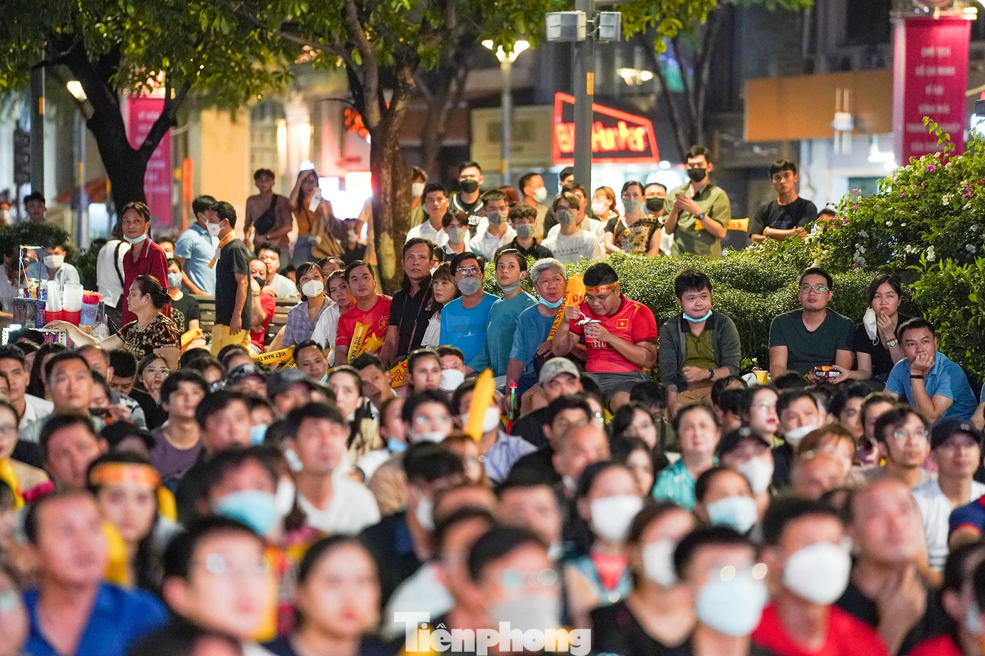 Phố Nguyễn Huệ không còn một khoảng trống tối 19/5. Phố Nguyễn Huệ không còn một khoảng trống tối 19/5.