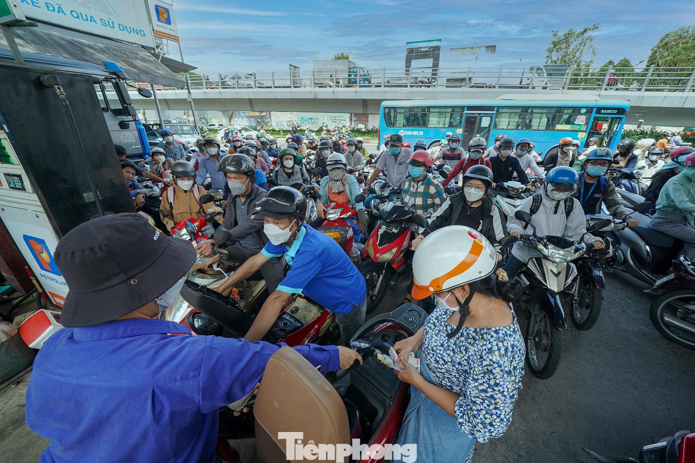 Phía bên trong rào, dòng người chờ đổ xăng khá đông. Phía bên trong rào, dòng người chờ đổ xăng khá đông.