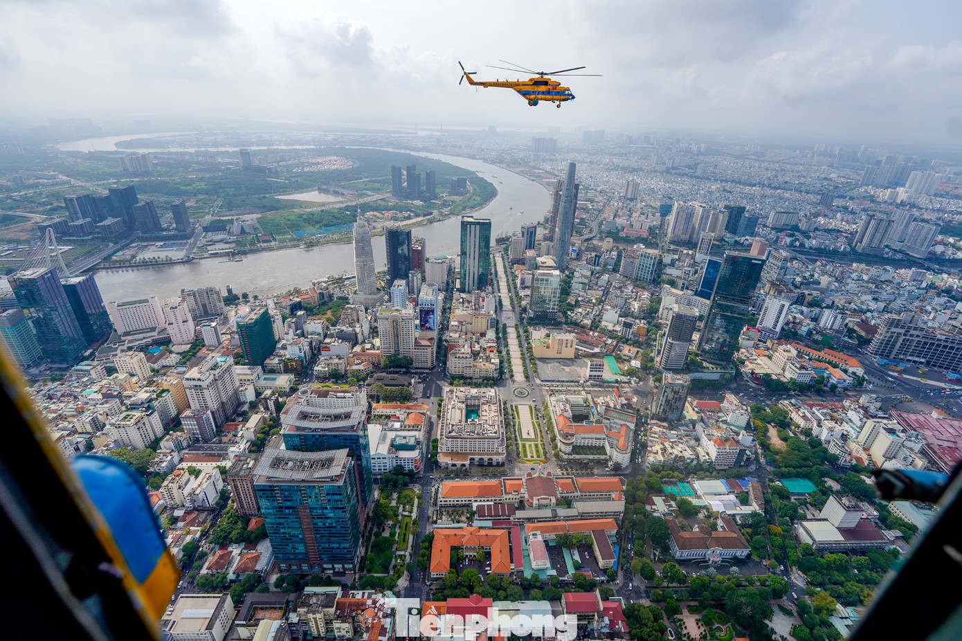 Phía dưới là phố đi bộ Nguyễn Huệ, trụ sở UBND TPHCM.