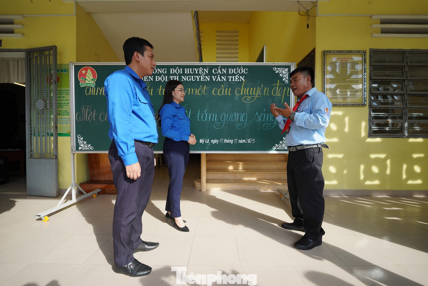 Chị Nguyễn Phạm Duy Trang xúc động khi nghe thầy Sơn nói về chương trình "Mỗi tuần một câu chuyện đẹp" triển khai trong sáng 13/11. Chương trình này được phát động từ chính ý tưởng của chị Trang. Chị Nguyễn Phạm Duy Trang xúc động khi nghe thầy Sơn nói về chương trình "Mỗi tuần một câu chuyện đẹp" triển khai trong sáng 13/11. Chương trình này được phát động từ chính ý tưởng của chị Trang.