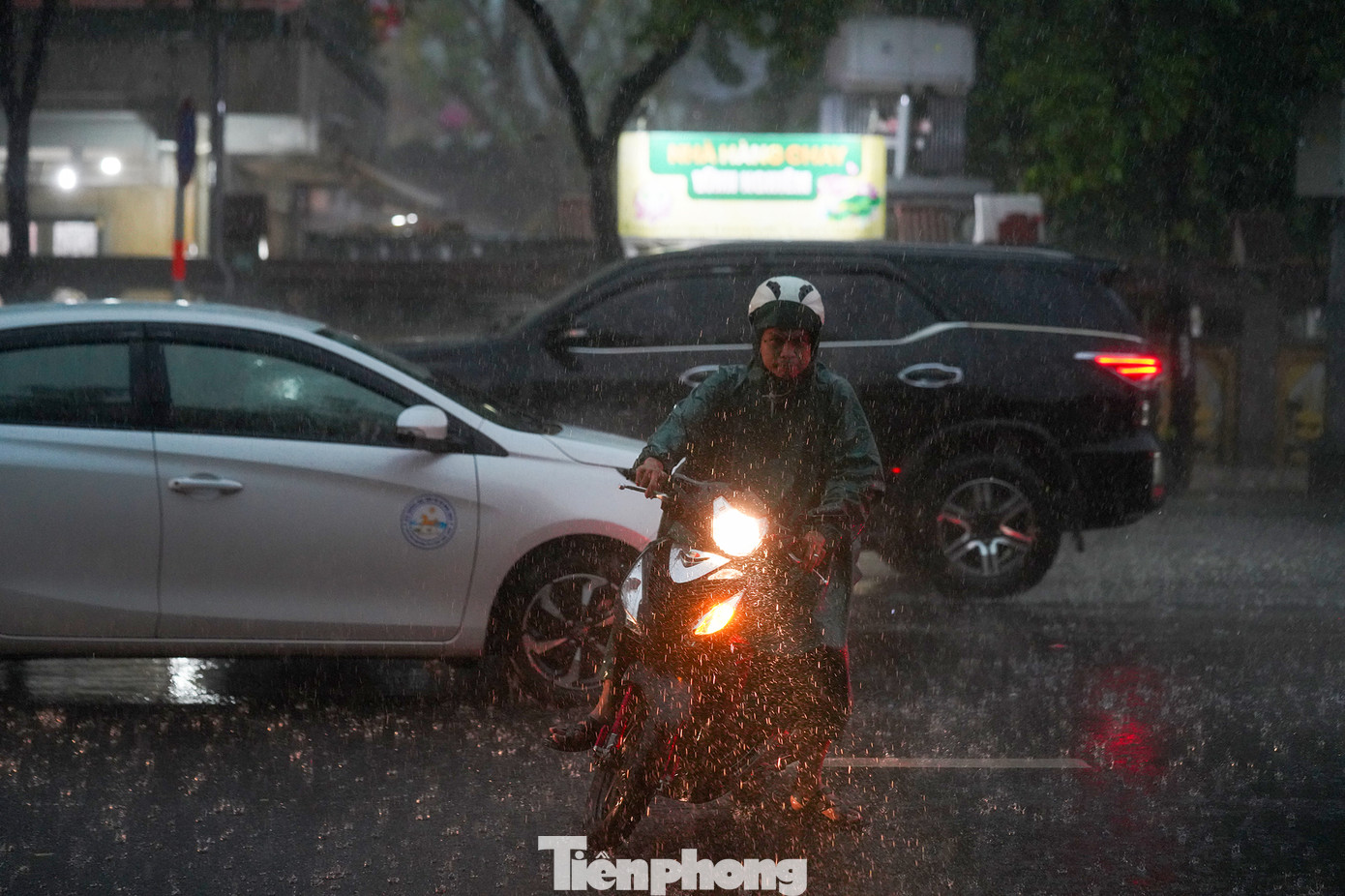 Tham gia giao thông trong cơn mưa lớn tiềm ẩn nguy hiểm vì tầm quan sát của người điều khiển phương tiện bị giảm.