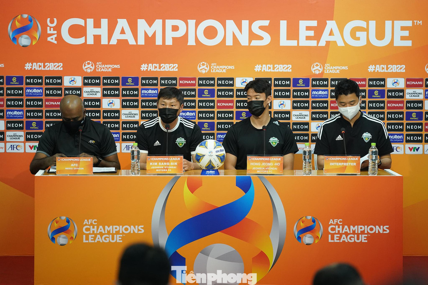 Ban huấn luyện Jeonbuk tại buổi họp báo.