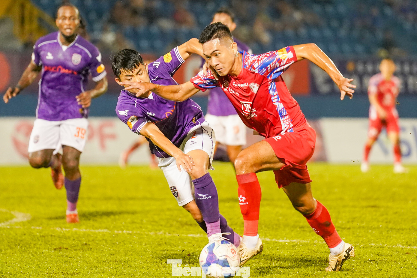 Bước vào trận đấu hai đội chơi quyết liệt, ăn miếng trả miếng. HLV Hoàng Anh Tuấn của B. Bình Dương hầu như chỉ đạo liên tục 90 phút không ngồi.