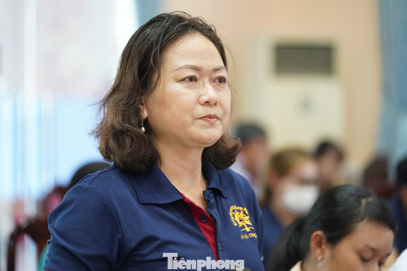 Chị Nguyễn Thị Lệ Chi, Chủ tịch Công đoàn công ty TNHH giày Fuluh nêu: &quot;Trước tình hình việc làm của người lao động (NLĐ) tỉnh nhà đang ngày càng bị ảnh hưởng nghiêm trọng (giảm giờ làm, giảm lương, thậm chí là DN đóng cửa,...), cử tri công nhân huyện Cần Giuộc mong các cấp chính quyền trong tỉnh có chủ trương để hỗ trợ DN và NLĐ trước thời điểm khó khăn này. Do ảnh hưởng của khủng hoảng kinh tế toàn cầu, DN gặp nhiều khó khăn, không có đơn hàng dẫn đến việc làm của NLĐ không ổn định, làm giảm mức thu nhập so với trước. Trong khi đó giá cả nhiều mặt hàng thiết yếu tăng cao. Đề nghị Quốc hội, Chính phủ có thêm chính sách hỗ trợ người lao động, tiếp tục điều chỉnh nâng mức lương tối thiểu vùng và có giải pháp bình ổn giá cả thị trường&quot;.