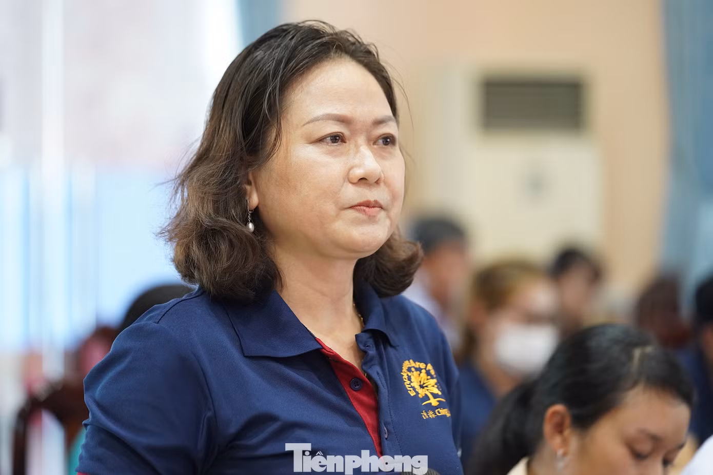 Chị Nguyễn Thị Lệ Chi, Chủ tịch Công đoàn công ty TNHH giày Fuluh nêu: "Trước tình hình việc làm của người lao động (NLĐ) tỉnh nhà đang ngày càng bị ảnh hưởng nghiêm trọng (giảm giờ làm, giảm lương, thậm chí là DN đóng cửa,...), cử tri công nhân huyện Cần Giuộc mong các cấp chính quyền trong tỉnh có chủ trương để hỗ trợ DN và NLĐ trước thời điểm khó khăn này. Do ảnh hưởng của khủng hoảng kinh tế toàn cầu, DN gặp nhiều khó khăn, không có đơn hàng dẫn đến việc làm của NLĐ không ổn định, làm giảm mức thu nhập so với trước. Trong khi đó giá cả nhiều mặt hàng thiết yếu tăng cao. Đề nghị Quốc hội, Chính phủ có thêm chính sách hỗ trợ người lao động, tiếp tục điều chỉnh nâng mức lương tối thiểu vùng và có giải pháp bình ổn giá cả thị trường".