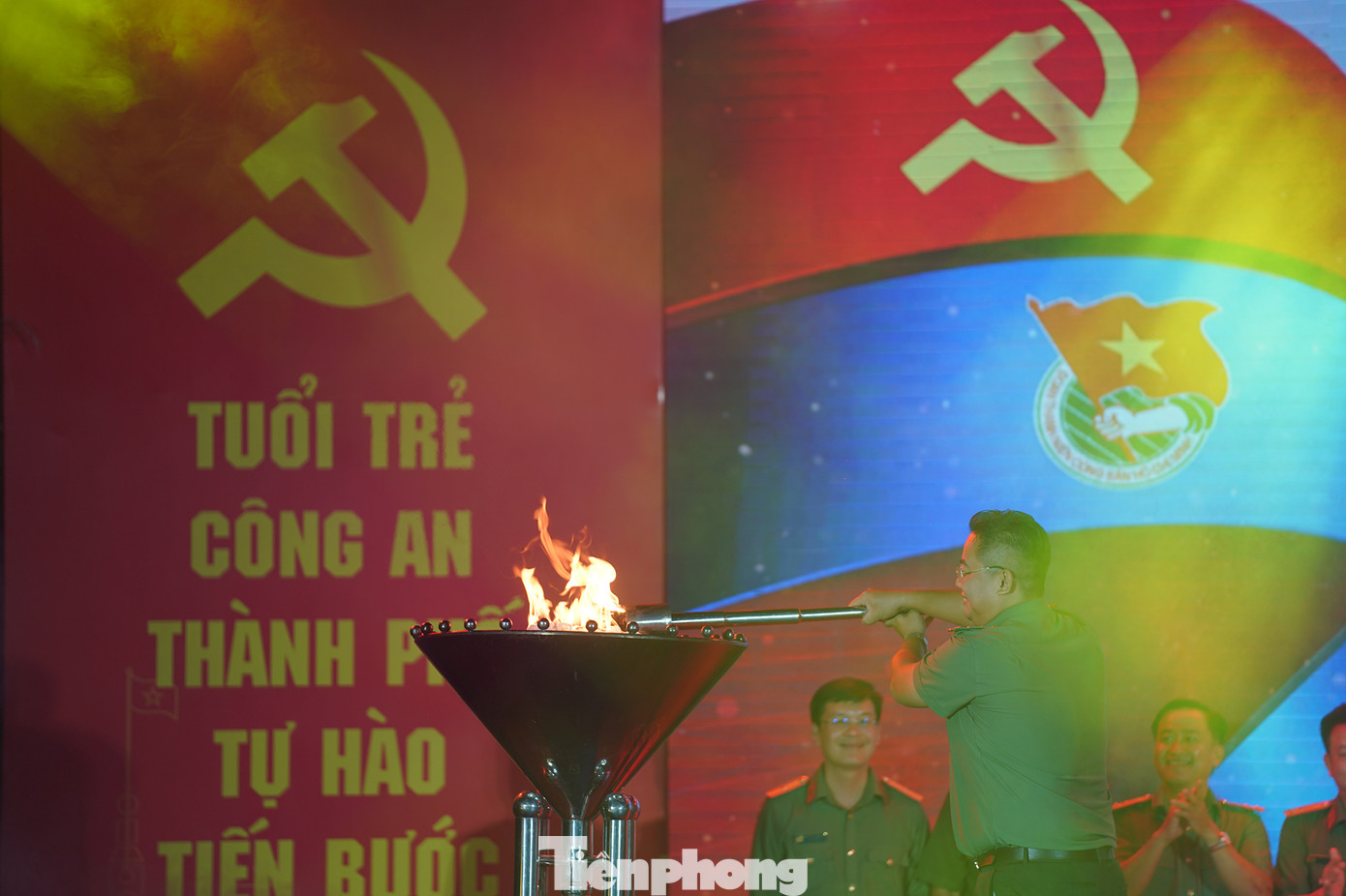 Đại uý Đặng Văn Thắng truyền ngọn lửa nhiệt huyết trước sự chứng kiến của các thế hệ lãnh đạo, cán bộ, đoàn viên thanh niên Công an Thành phố cùng hội tụ trong bầu không khí hân hoan, phấn khởi chào mừng kỷ niệm 92 năm ngày thành lập Đoàn Thanh niên Cộng sản Hồ Chí Minh (26/3/1931 – 26/3/2023).