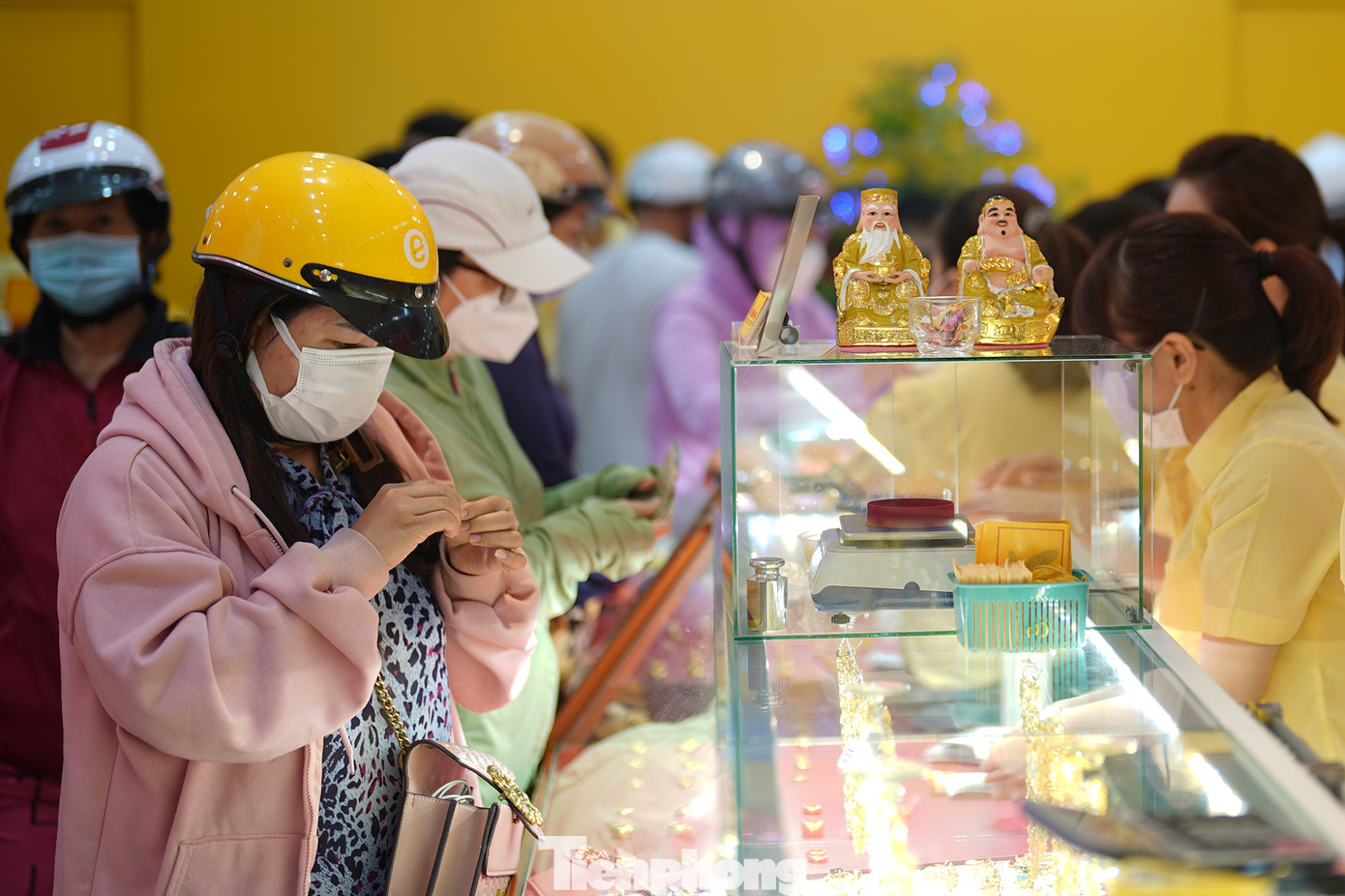 Trên các trang mạng mua bán, kinh doanh vàng, nhiều người băn khoăn vì sao giá vàng trong nước lao dốc trước ngày vía Thần tài? Những năm trước, nhu cầu mua vàng tăng cao đẩy giá vàng SJC, giá vàng 24K các loại tăng mạnh khoảng 2-3 ngày trước ngày vía Thần tài, thậm chí trong ngày có thể biến động cả triệu đồng mỗi lượng. Nhưng năm nay, giá vàng đang "biến động ngược", có xu hướng giảm theo giá vàng thế giới. Trên các trang mạng mua bán, kinh doanh vàng, nhiều người băn khoăn vì sao giá vàng trong nước lao dốc trước ngày vía Thần tài? Những năm trước, nhu cầu mua vàng tăng cao đẩy giá vàng SJC, giá vàng 24K các loại tăng mạnh khoảng 2-3 ngày trước ngày vía Thần tài, thậm chí trong ngày có thể biến động cả triệu đồng mỗi lượng. Nhưng năm nay, giá vàng đang "biến động ngược", có xu hướng giảm theo giá vàng thế giới.