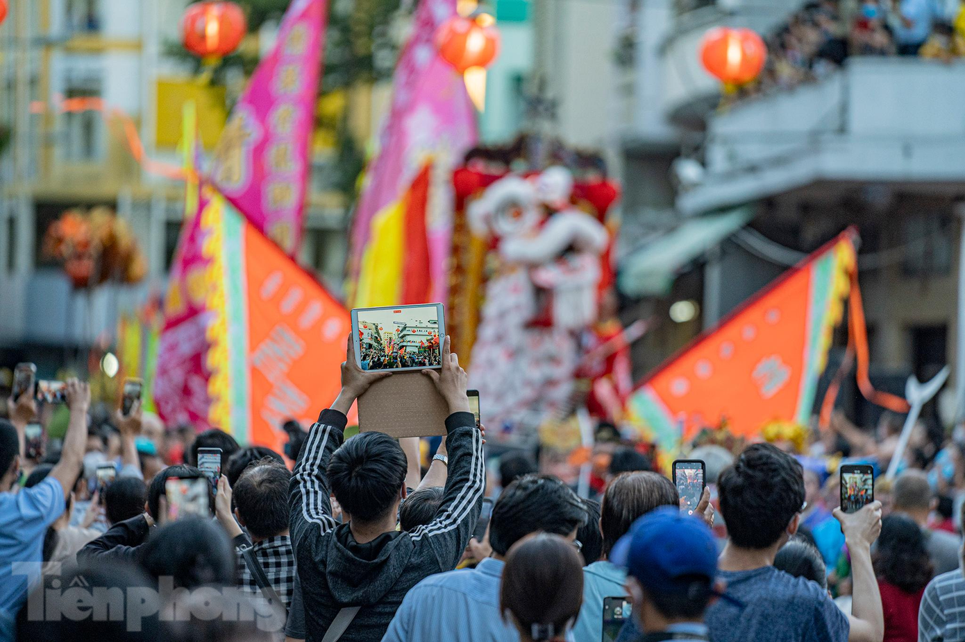 Lễ diễu hành thu hút rất đông người dân theo dõi. Lễ diễu hành thu hút rất đông người dân theo dõi.