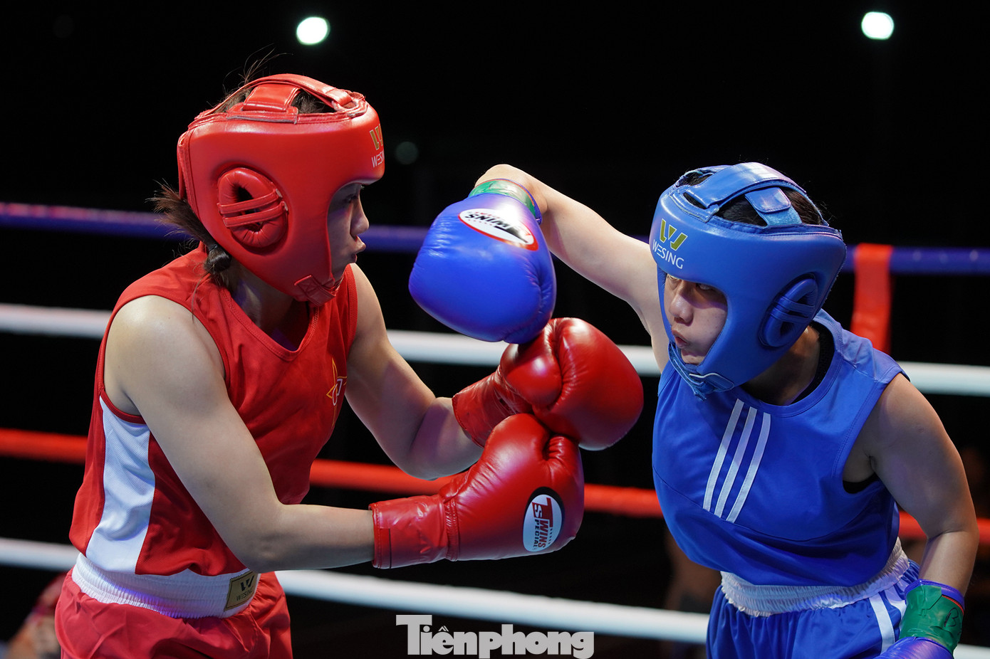 Trận thứ hai là của hai võ sĩ nữ duy nhất của giải hạng cân 57kg. Võ sĩ Nguyễn Thị Kim Yến (áo xanh, sinh năm 2001, CLB Nguyễn Hoàng Kickboxing Daklak) so găng cùng võ sĩ Nguyễn Thị Thanh Hảo (sinh năm 2000, CLB Ngôi sao Gia Định). Trận thứ hai là của hai võ sĩ nữ duy nhất của giải hạng cân 57kg. Võ sĩ Nguyễn Thị Kim Yến (áo xanh, sinh năm 2001, CLB Nguyễn Hoàng Kickboxing Daklak) so găng cùng võ sĩ Nguyễn Thị Thanh Hảo (sinh năm 2000, CLB Ngôi sao Gia Định).
