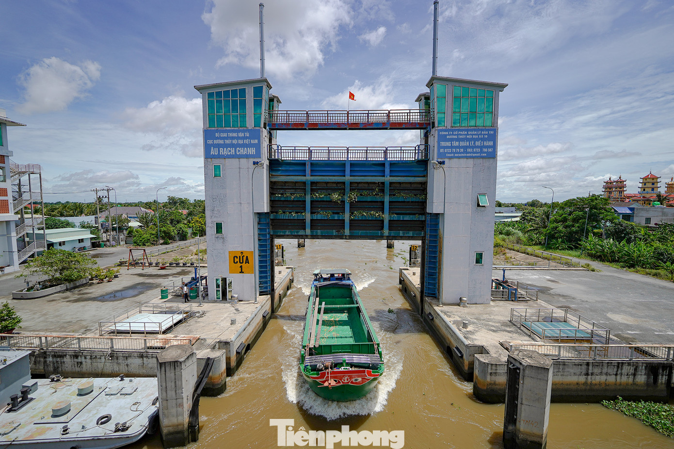 Âu tàu Rạch Chanh được đưa vào khai thác từ cuối năm 2016, giúp giao thông đường thủy từ TPHCM đi các tỉnh miền Tây và ngược lại thuận lợi, tiết kiệm thời gian từ 6 - 8 giờ.