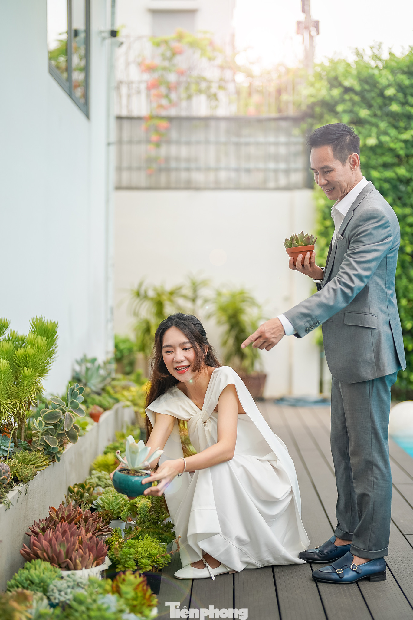 Ngoài bể bơi, Lý Hải và Minh Hà trồng nhiều chậu cây xương rồng và sen đá. Ngoài bể bơi, Lý Hải và Minh Hà trồng nhiều chậu cây xương rồng và sen đá.