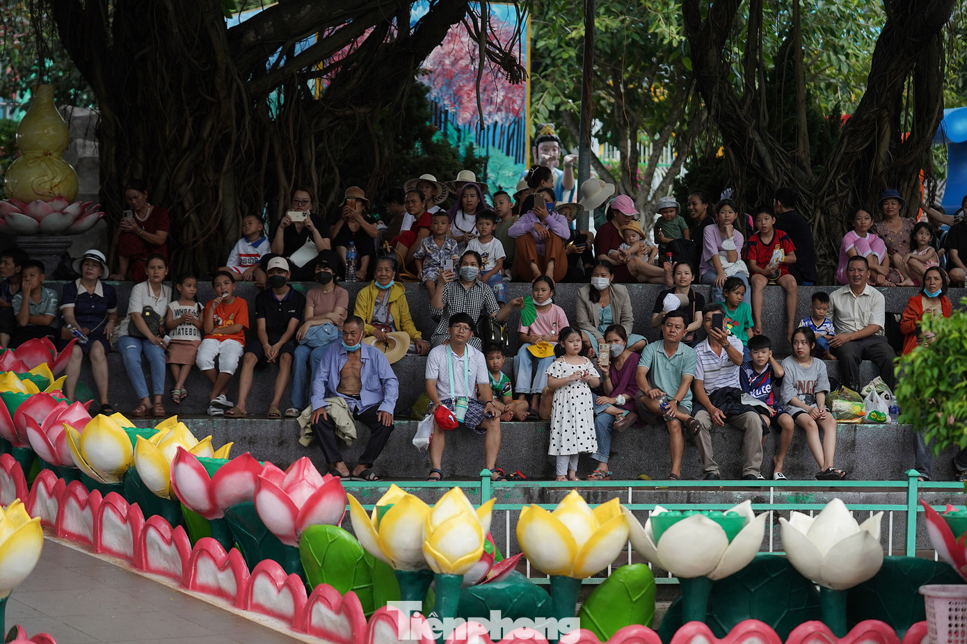 Chương trình sân khấu hoá truyền thuyết dựng lại tích Sơn Tinh-Thuỷ Tinh do CVVH Suối Tiên và Liên đoàn Võ cổ truyền TPHCM phối hợp dàn dựng thu hút khán giả thưởng thức, nhất là các em nhỏ. Chương trình có sự tham gia của gần 100 Võ sinh đến từ Liên đoàn Võ cổ truyền TPHCM cùng với những màn đấu võ thuật kịch tính, đẹp mắt và lôi cuốn hứa hẹn mang lại cho du khách những giây phút giải trí thoải mái và thú vị.
