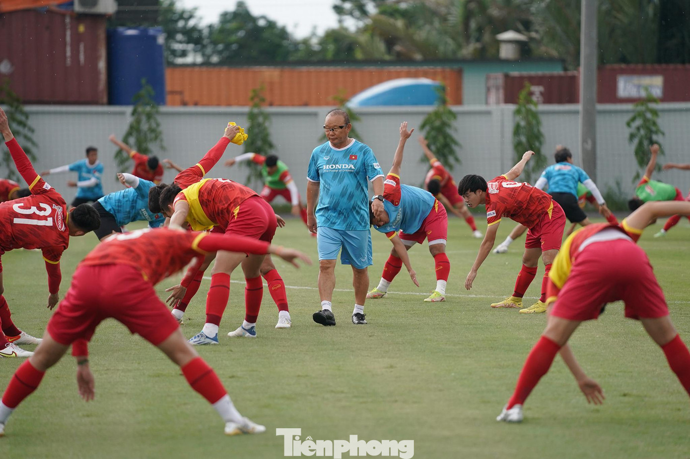 Bài tập khởi động cúi người, xoay vai, HLV Park Hang-seo cho các tuyển thủ làm nóng toàn thân trước khi triển khai các miếng phối hợp.