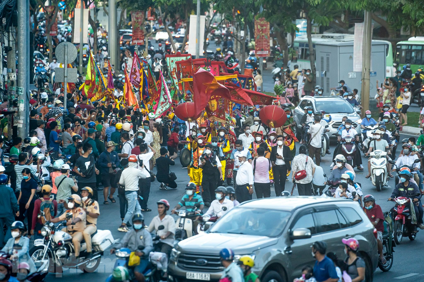 Lễ hội Nguyên Tiêu là một sinh hoạt văn hoá có sự kết hợp của nhiều nội dung hoạt động phong phú, đa dạng và hấp dẫn. Đây là một lễ hội mang dấu ấn của cộng đồng người Hoa ở quận 5 duy trì phát triển suốt 30 năm qua. Hoạt động này thường diễn ra trong 3 - 4 ngày khoảng từ ngày 12 hoặc 13 đến rằm tháng Giêng âm lịch hằng năm. Lễ hội Nguyên Tiêu là một sinh hoạt văn hoá có sự kết hợp của nhiều nội dung hoạt động phong phú, đa dạng và hấp dẫn. Đây là một lễ hội mang dấu ấn của cộng đồng người Hoa ở quận 5 duy trì phát triển suốt 30 năm qua. Hoạt động này thường diễn ra trong 3 - 4 ngày khoảng từ ngày 12 hoặc 13 đến rằm tháng Giêng âm lịch hằng năm.