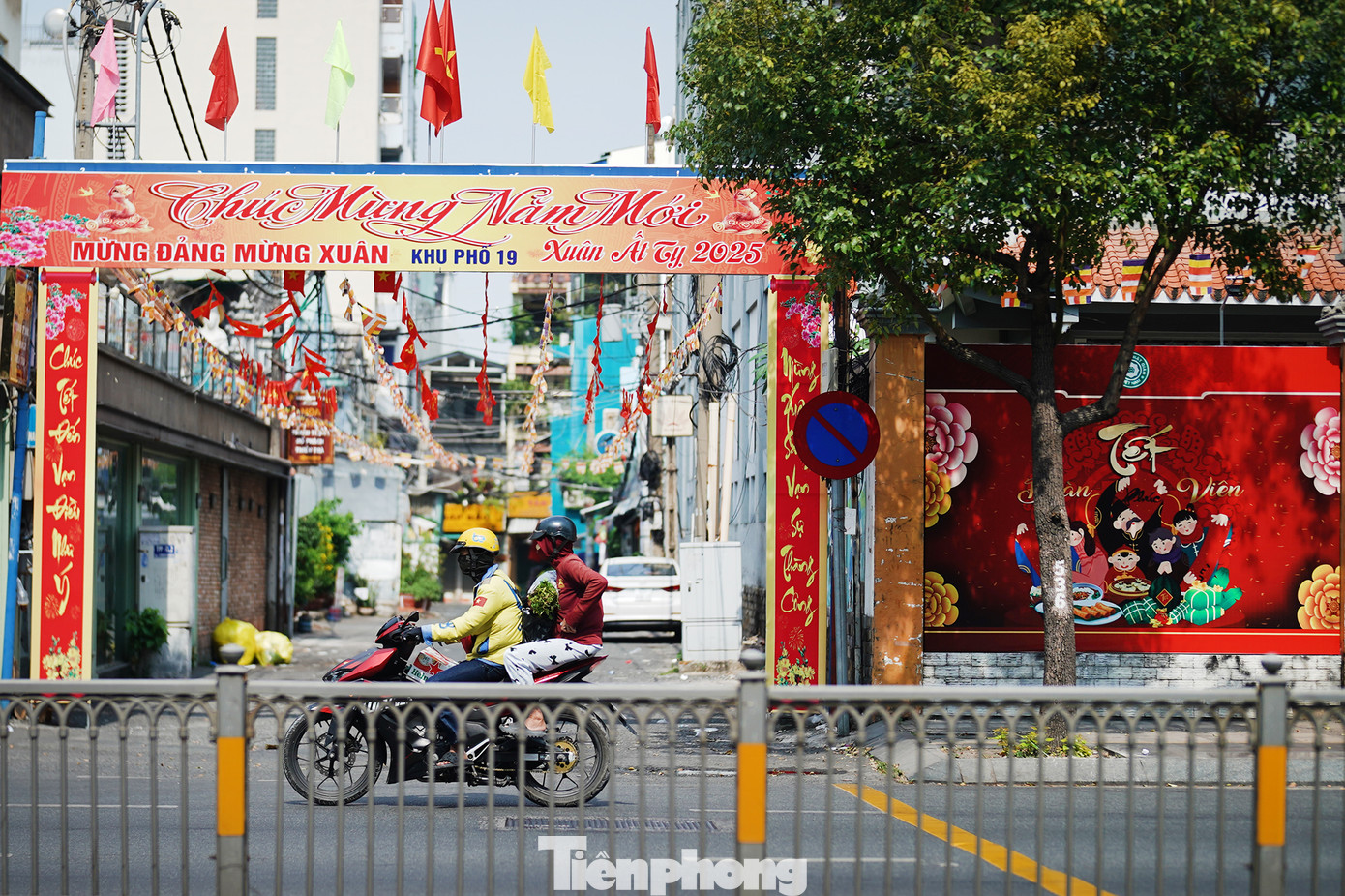 Các biểu ngữ trang trí, tuyên truyền và các hoạt động kỷ niệm 95 năm Ngày thành lập Đảng Cộng sản Việt Nam không chỉ tạo nên không khí vui tươi, phấn khởi trong toàn thành phố trong những ngày đầu năm mới, mà còn góp phần giáo dục truyền thống cách mạng cho các thế hệ, khơi dậy niềm tự hào dân tộc và ý chí quyết tâm xây dựng thành phố ngày càng giàu đẹp, văn minh, hiện đại. Các biểu ngữ trang trí, tuyên truyền và các hoạt động kỷ niệm 95 năm Ngày thành lập Đảng Cộng sản Việt Nam không chỉ tạo nên không khí vui tươi, phấn khởi trong toàn thành phố trong những ngày đầu năm mới, mà còn góp phần giáo dục truyền thống cách mạng cho các thế hệ, khơi dậy niềm tự hào dân tộc và ý chí quyết tâm xây dựng thành phố ngày càng giàu đẹp, văn minh, hiện đại.