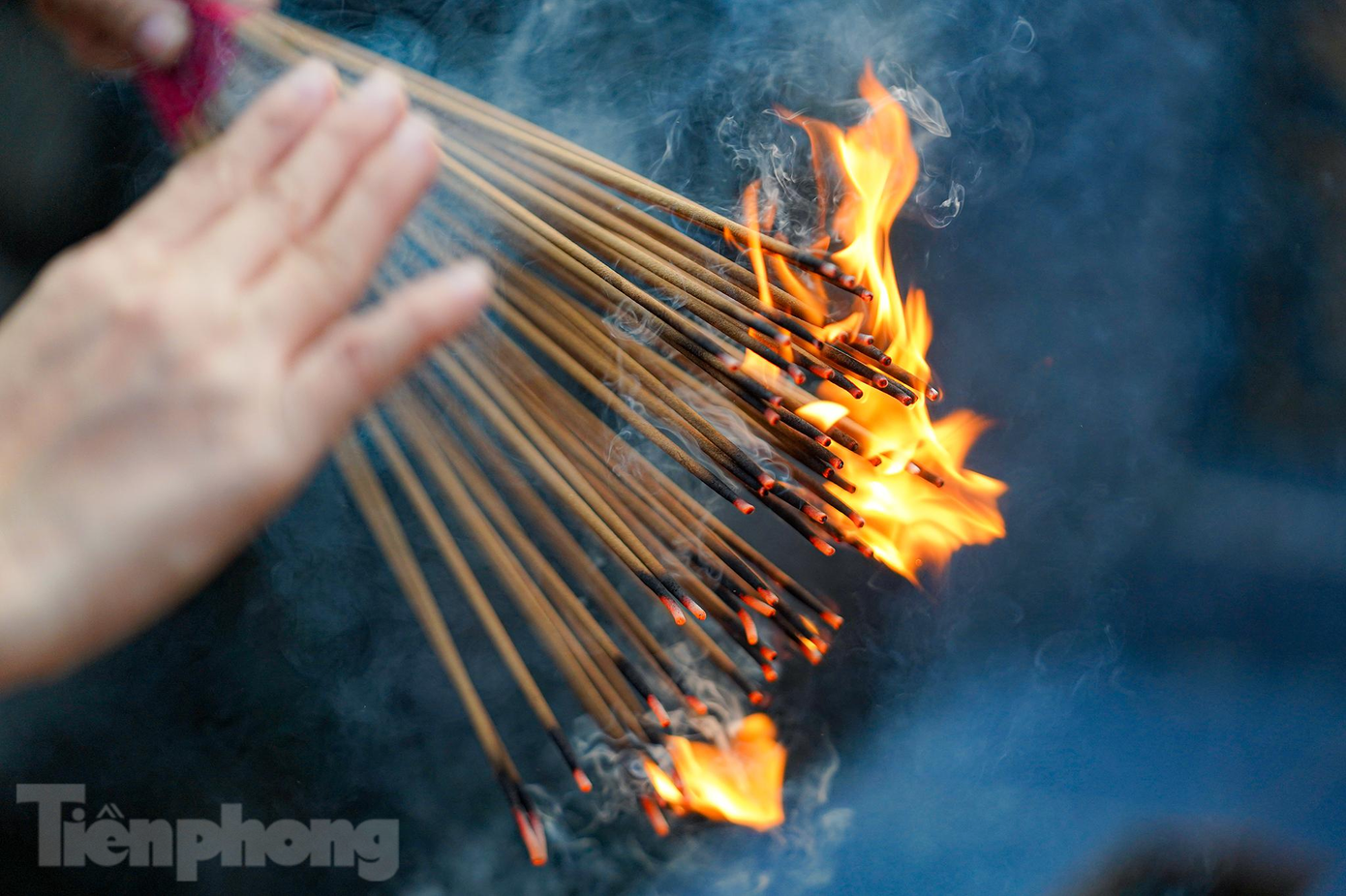 "Hôm nay mình thắp nhang mộ bên cạnh, mai mốt người thân mộ xung quanh lên thăm cũng làm vậy với thân nhân mình, nghĩ thế nên thấy ấm lòng. Cuộc sống là sự sẻ chia, ngay cả một nén nhang cho người đã khuất cũng là bài học nhân văn dạy cho con cháu", ông Lê Thiện Chí tiếp lời ông Tân. "Hôm nay mình thắp nhang mộ bên cạnh, mai mốt người thân mộ xung quanh lên thăm cũng làm vậy với thân nhân mình, nghĩ thế nên thấy ấm lòng. Cuộc sống là sự sẻ chia, ngay cả một nén nhang cho người đã khuất cũng là bài học nhân văn dạy cho con cháu", ông Lê Thiện Chí tiếp lời ông Tân.