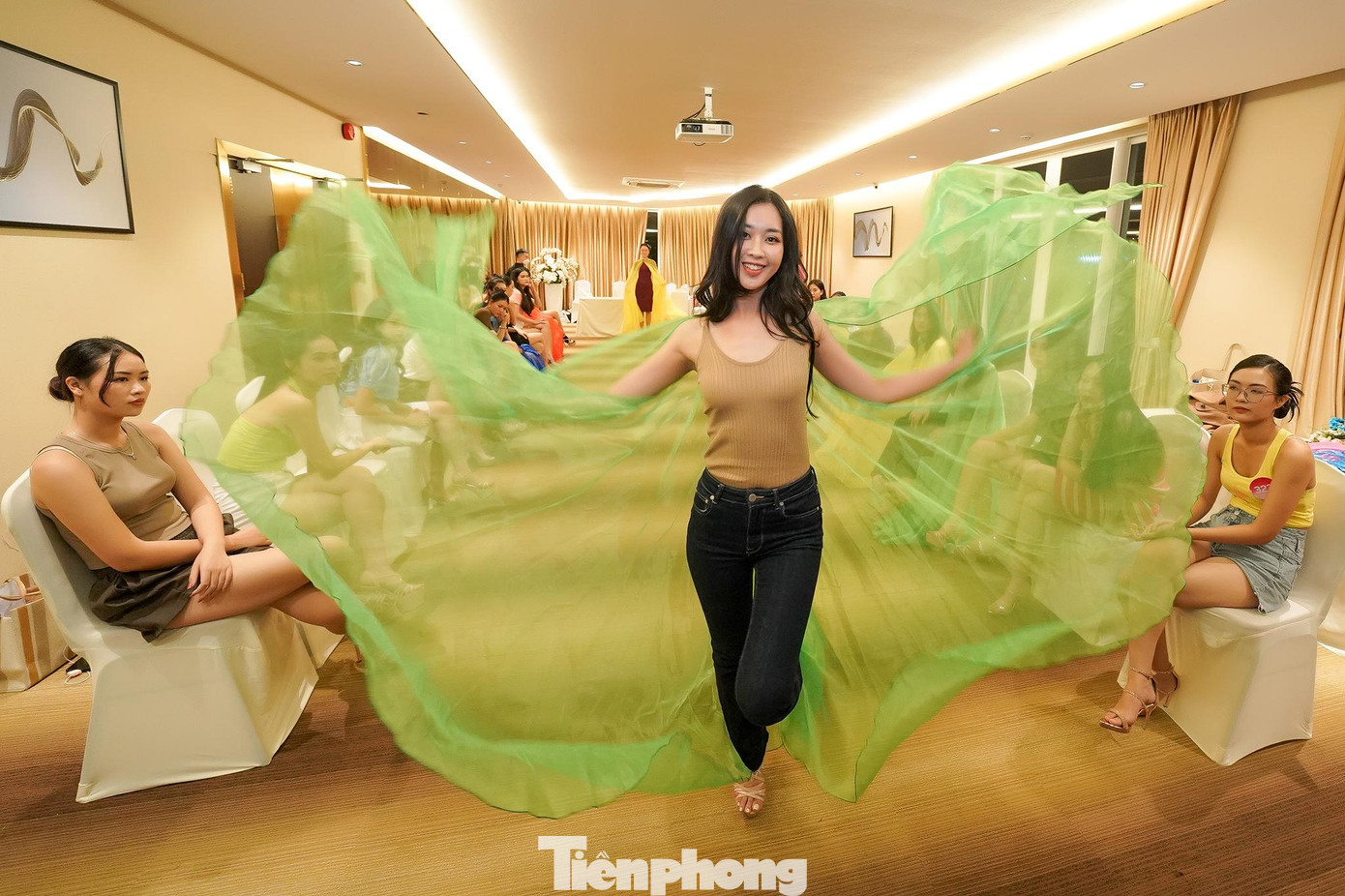 Màn tạo dáng cùng tà áo của thí sinh Linh Thu. So với vòng chung khảo, 35 cô gái biết cách gây chú ý với ống kính, tạo điểm dừng và cho ra những bức ảnh với dáng độc.