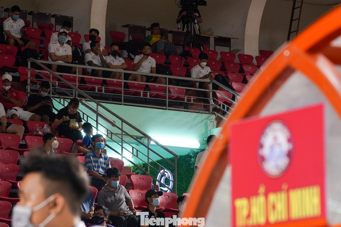 Các cầu thủ đình công phải theo dõi đồng đội thi đấu trên khán đài vì không có tên trong danh sách chính thức. Trước màn đối đầu với CLB Sài Gòn, hơn nửa quân số của CLB TPHCM đến sân nhưng không bước vào tập luyện, như một cách đình công để phản đối quyết định cắt giảm phí lót tay của lãnh đạo đội bóng ở mùa giải 2021. Nhóm cầu thủ này lên đến 13 người. Trong số này, đa phần là những trụ cột quan trọng của đội bóng gồm: đội trưởng Sầm Ngọc Đức, Nguyễn Thanh Thắng, Hồ Tuấn Tài, Võ Huy Toàn, Ngô Tùng Quốc, Ngô Hoàng Thịnh... Các cầu thủ đình công phải theo dõi đồng đội thi đấu trên khán đài vì không có tên trong danh sách chính thức. Trước màn đối đầu với CLB Sài Gòn, hơn nửa quân số của CLB TPHCM đến sân nhưng không bước vào tập luyện, như một cách đình công để phản đối quyết định cắt giảm phí lót tay của lãnh đạo đội bóng ở mùa giải 2021. Nhóm cầu thủ này lên đến 13 người. Trong số này, đa phần là những trụ cột quan trọng của đội bóng gồm: đội trưởng Sầm Ngọc Đức, Nguyễn Thanh Thắng, Hồ Tuấn Tài, Võ Huy Toàn, Ngô Tùng Quốc, Ngô Hoàng Thịnh...