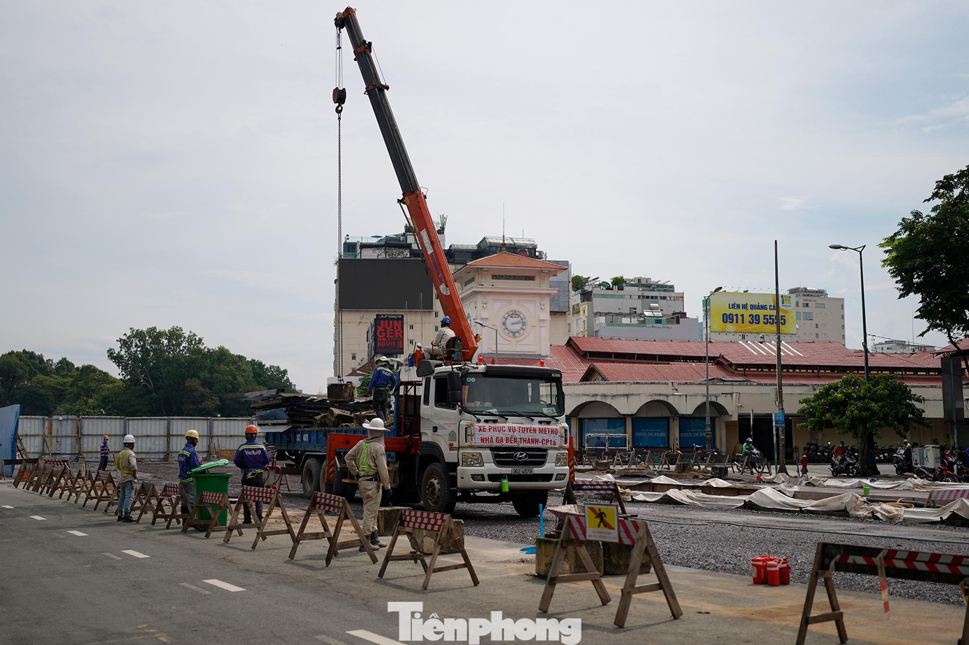 Ban Quản lý đường sắt đô thị TP.HCM (chủ đầu tư metro số 1 - MAUR) đang hoàn tất tháo dỡ rào chắn, tái lập 3 đoạn còn lại trên đường Lê Lợi và khu vực Bến Thành.