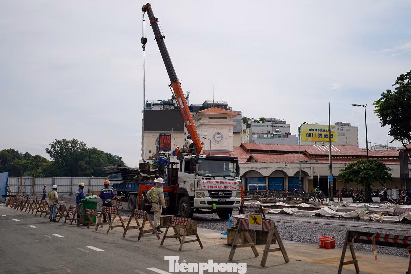 Ban Quản lý đường sắt đô thị TP.HCM (chủ đầu tư metro số 1 - MAUR) đang hoàn tất tháo dỡ rào chắn, tái lập 3 đoạn còn lại trên đường Lê Lợi và khu vực Bến Thành.