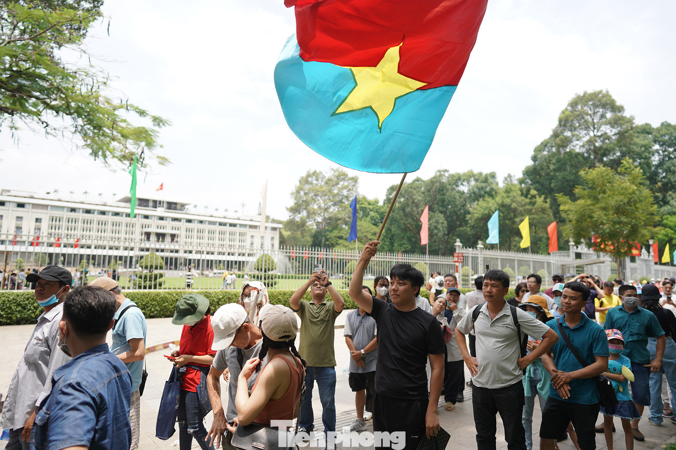 Đoàn Việt Bắc (du khách từ Hà Nội vào TPHCM tham quan di tích lịch sử Dinh Độc Lập từ ngày 29/4) chia sẻ: &quot;Hôm nay là ngày đặc biệt nên em chuẩn bị thêm lá cờ này để có những tấm ảnh thật đặc biệt&quot;.
