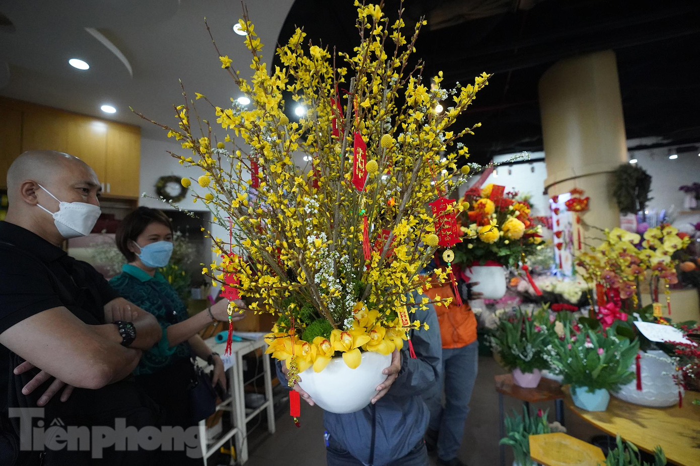 Tuy khá đắt đỏ nhưng nhưng nhu cầu vẫn rất cao, nhân viên giao hàng liên tục nhận đơn vận chuyển. Ông Nguyễn Thế Đông, Giám đốc Kênh bán lẻ và Thương mại điện tử Dalat Hasfarm, cho biết sức tiêu thụ mặt hàng hoa tươi cắt cành lẫn hoa chậu tại các cửa hàng thuộc hệ thống tăng mạnh trong vài ngày trở lại đây. Theo ông Đông, trong 2 ngày 27 và 28 tháng Chạp, dự đoán lượng khách dồn về các cửa hàng mua hoa tươi chưng Tết rất lớn. Trước 27 tháng Chạp, lan hồ điệp rất đắt hàng. Từ ngày 27 tháng Chạp đến sáng 29 tháng Chạp, các loại hoa dịch vụ, hoa chậu (trồng trên giá thể) và hoa cắt cành dùng để trang trí trong gia đình sẽ tiêu thụ mạnh. Đặc biệt, doanh số hoa dịch vụ tăng trưởng đáng kể so với các loại hoa khác. .