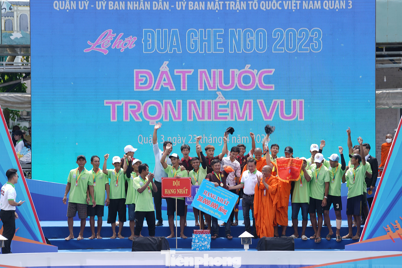 Đội về nhất giành được giải thưởng 30.000.000 đồng.