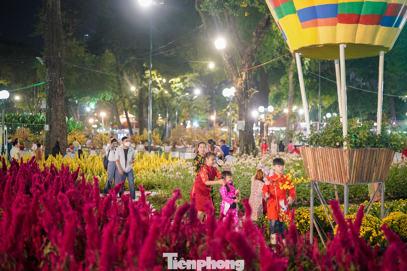 Các chương trình văn hóa nghệ thuật, ca múa nhạc, hài kịch, múa lân sư rồng cũng sẽ diễn ra hàng đêm và sáng mùng 1, 2 và mùng 3 tết.