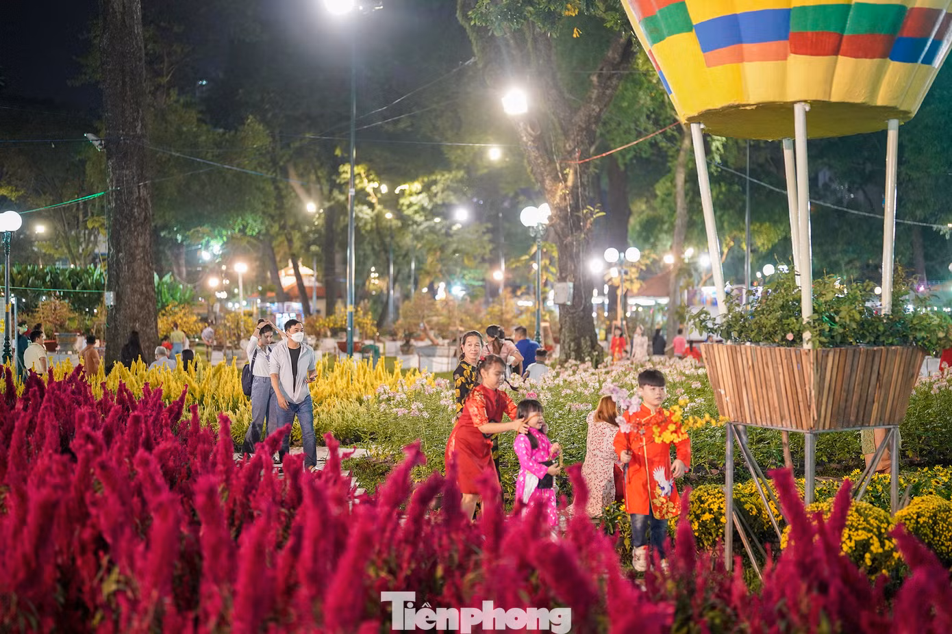 Các chương trình văn hóa nghệ thuật, ca múa nhạc, hài kịch, múa lân sư rồng cũng sẽ diễn ra hàng đêm và sáng mùng 1, 2 và mùng 3 tết.