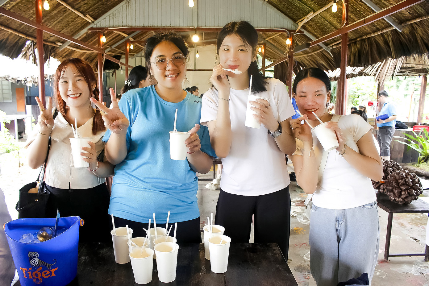 Các bạn sinh viên Lào, Campuchia pha chế thức uống từ mật dừa nước. Ảnh: Thanh Tâm Các bạn sinh viên Lào, Campuchia pha chế thức uống từ mật dừa nước. Ảnh: Thanh Tâm