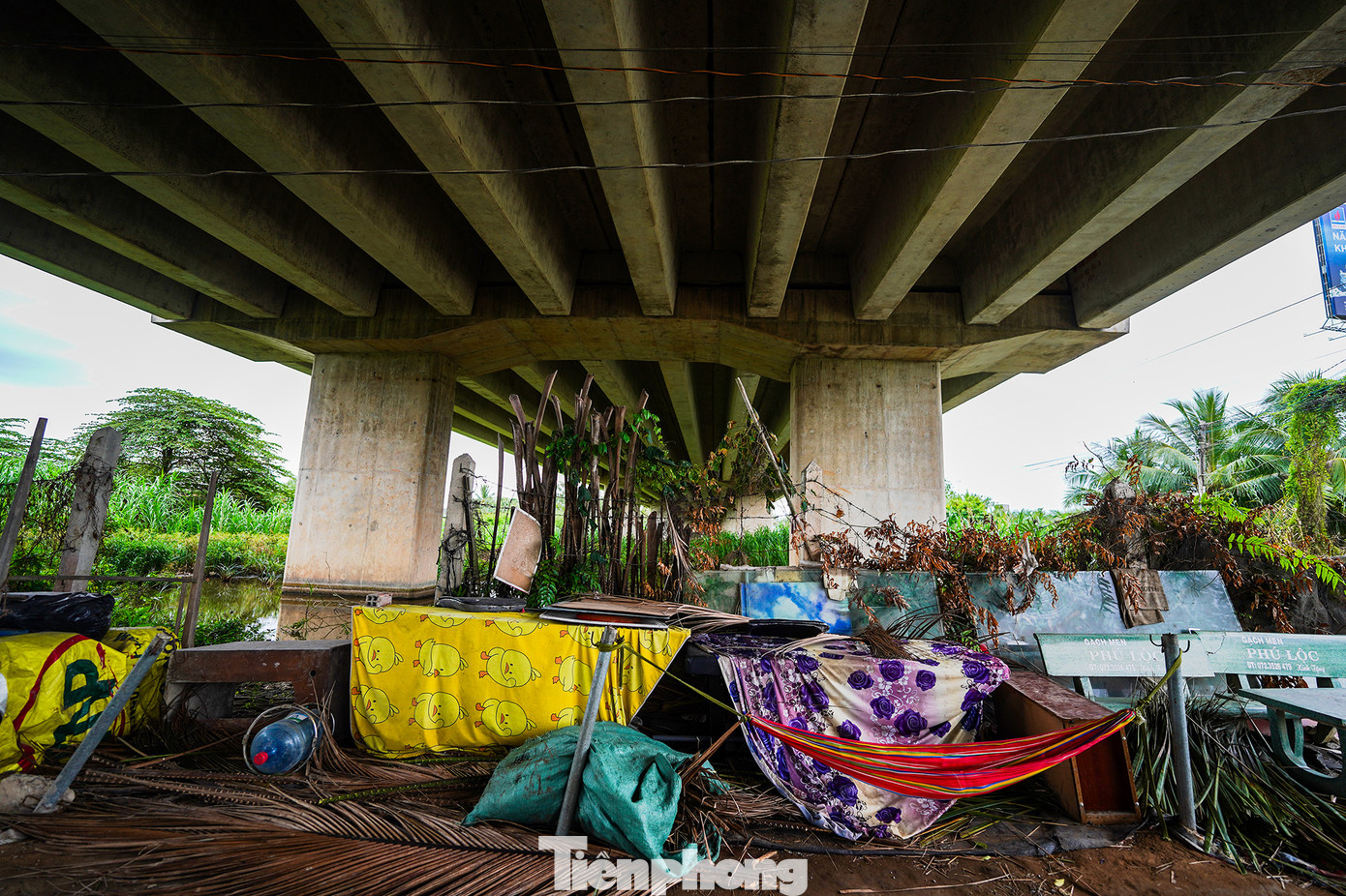 Khu vực được xem là mất cảnh quan dưới cao tốc TPHCM – Trung Lương là đoạn cầu bắt qua Vàm Cỏ Tây, người dân chăn nuôi gia súc, gia cầm… vô tư ra vào khu vực cấm, khu vực nguy hiểm. Không những vậy, có cả bãi phế liệu, bãi chứa hàng hóa đang hoạt động bên trong hàng rào cao tốc.